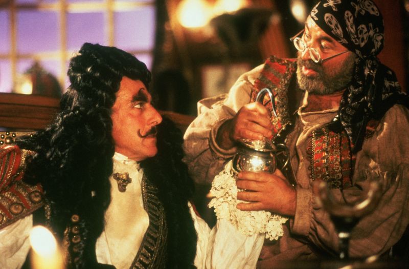 Hook (Dustin Hoffman, links) will sich an Peter rächen und entführt dessen Kinder.