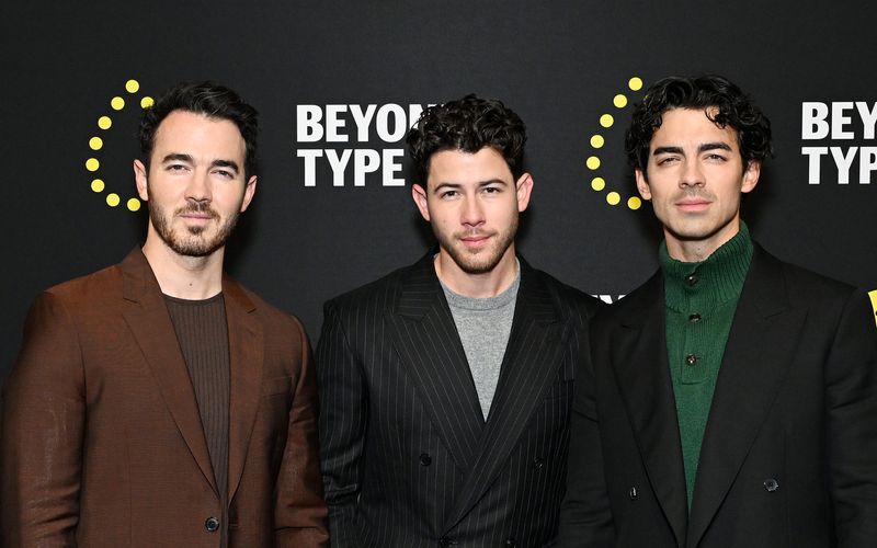 (Von links) Kevin, Nick und Joe Jonas stehen seit 20 Jahren im Rampenlicht. Trotz Solokarrieren und eigener Familien stehen sich die Brüder weiterhin nah.