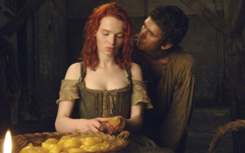 Der Anfang einer Karriere als Serienmörder: Grenouille (Ben Whishaw) lernt das Mirabellen-Mädchen (Karoline Herfurth) kennen.