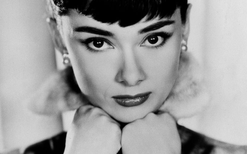 Im Jahr 1999 stellte das American Film Institite (AFI) mit "100 Years...100 Stars" eine Liste mit den größten Leinwandlegenden der amerikanischen Filmgeschichte zusammen. Mit Humphrey Bogart und Audrey Hepburn landeten beide Hauptdarsteller von Billy Wilders Komödienklassiker "Sabrina" (Bild, Montag, 22. Dezember, 20.15 Uhr, ARTE) im Ranking weit vorne. Welche Plätze sie belegt, zeigt die Galerie mit den Top 15 der gewählten weiblichen und männlichen Hollywood-Stars ...