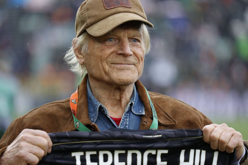 Einer seiner seltenen öffentlichen Auftritte: Terence Hill bei einem Fußballspiel im März 2025.