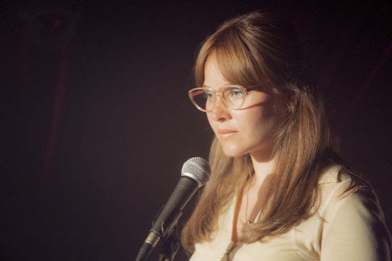 Als Monika Schöllack in "Ku'damm 77" darf Sonja Gerhardt in einem Musikclub singen. Auch wenn sie Lust hat, neben der Schauspielerei noch in andere Berufe zu schnuppern, zieht es sie doch eher in Richtung Psychologie als vor das Mikrofon.