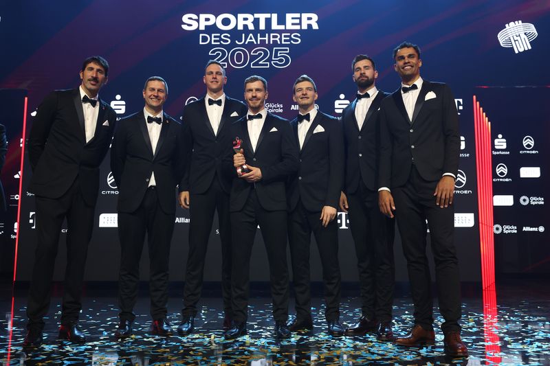 Mit etwas Verspätung nahmen die Spieler der Basketball-Nationalmannschaft bei der "Sportler des Jahres"-Gala den Preis als beste Mannschaft des Jahres entgegen.