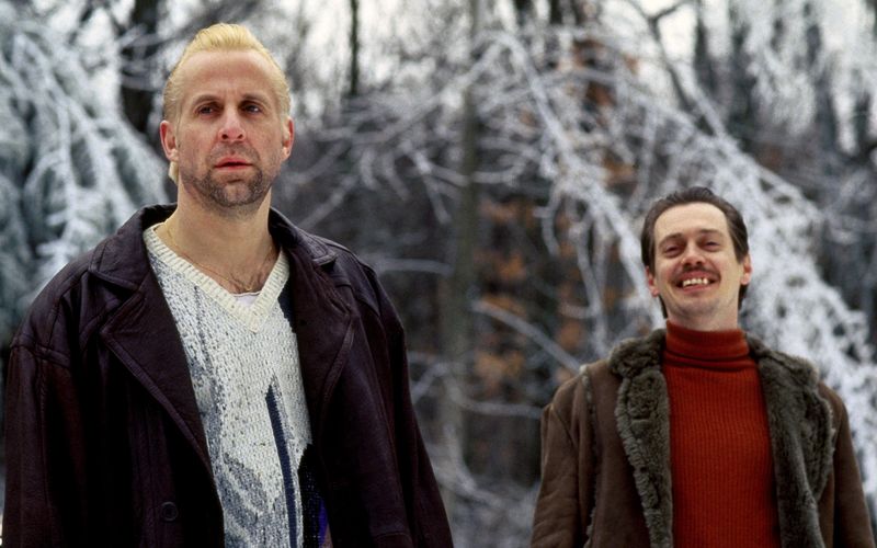 Diese zwei Ganoven (Peter Stormare, links und Steve Buscemi) haben nichts zu lachen, als Polizistin Marge Gunderson sich auf ihre Spur begibt: "Fargo" (Dienstag, 23. Dezember, 21.55 Uhr, ARTE) ist nicht nur einer der besten Filme der Coen-Brüder, sondern für uns einer der größten Kultfilme der 90-er ...