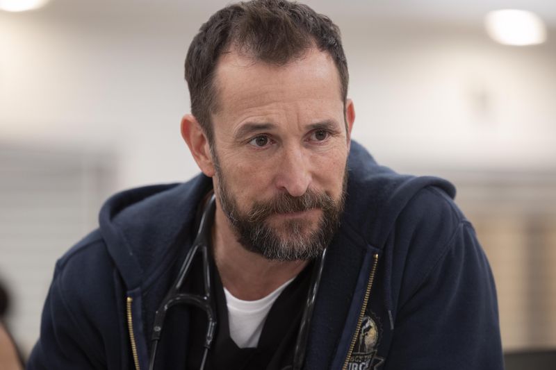 Der junge Dr. Carter aus "Emergency Room" ist ein bisschen in die Jahre gekommen. Für "The Pitt", das endlich auch in Deutschland beim neuen Streamer HBO Max startet, gewann Schauspieler Noah Wyle als Notaufnahmen-Chef Dr. "Robby" Robinavitch den Emmy als "Bester Hauptdarsteller". Auch der Preis als "Beste Dramaserie" ginge an "The Pitt". 