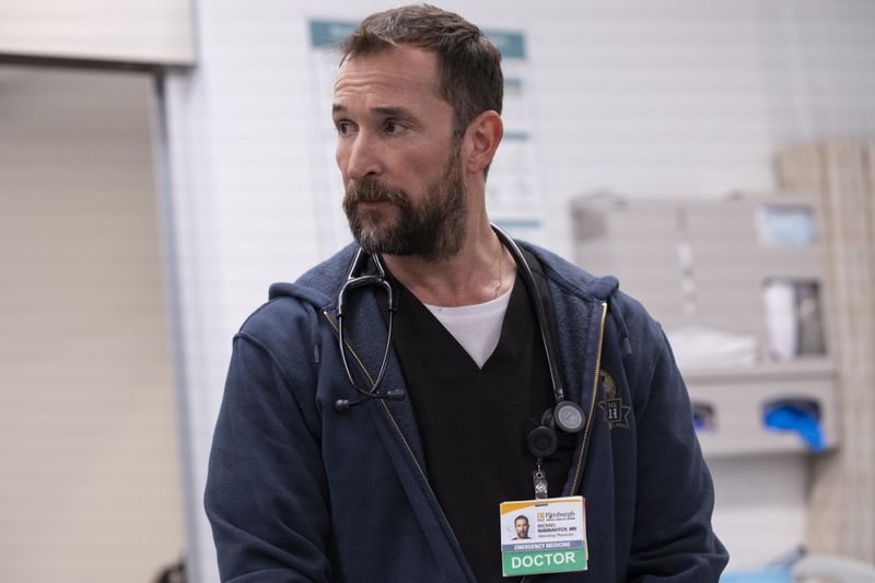 Dr. Robby (Noah Wyle), wie alle in "The Pitt" ihren Chef nennen, arbeitet am Tag, an dem die gesamte Staffel quasi in Echtzeit spielt, zum vorerst letzten Mal in seiner Notaufnahme. Im Anschluss will er ein dreimonatiges Sabbatical für einen Motorrad-Trip nutzen.
