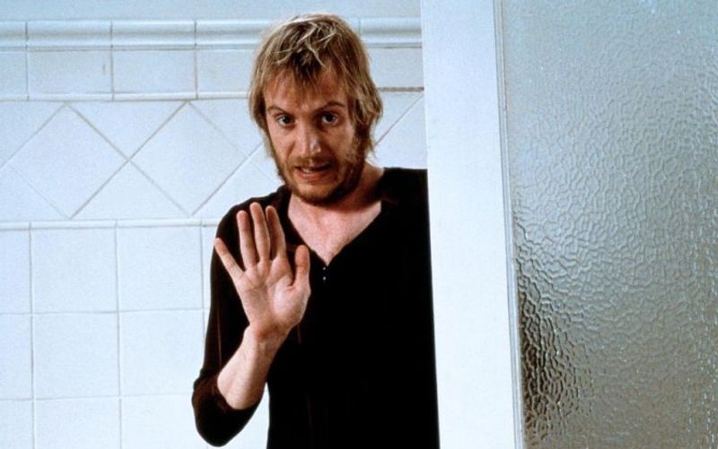Spike (Rhys Ifans) ist Williams WG-Genosse des Grauens. 