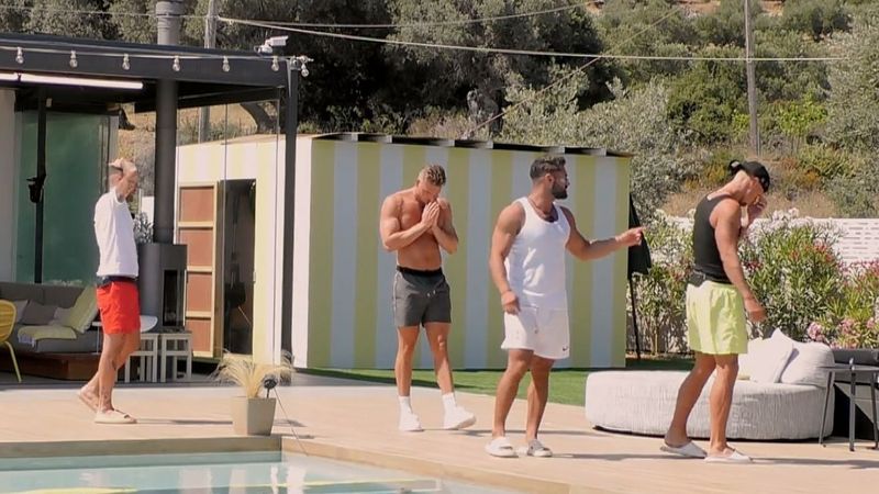 Laurenz ist von den Bildern seiner (Noch-)Freundin Brenda zutiefst schockiert.