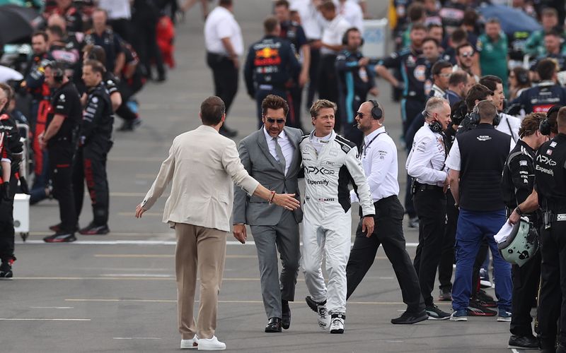 "F1" wurde nicht im Studio, sondern auf einer echten Rennstrecke gedreht. "Diese Lautstärke, diese Vibration - das geht direkt in den Körper. Man kann sich dem nicht entziehen", sagt Bardem (Mitte).