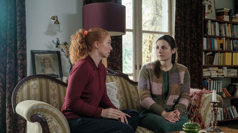 Jule (Marleen Lohse) kümmert sich um Marie (Anne Zander), nachdem ihr Bruder getötet wurde. Da Jule die Gebärdensprache beherrscht, kann sie der Polizei auch bei der Befragung von Marie helfen, denn die junge Frau ist stumm. 