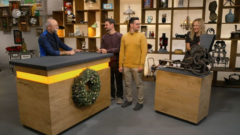 Schon die Expertin Annika Raßbach war hellauf begeistert von der Maschine, die die Brüder Tim und Dennis aus Krefeld mitgebracht hatten. "Mein Opa hat das gekauft für den Betrieb, der war früher Bäcker", erzählte Tim. 
