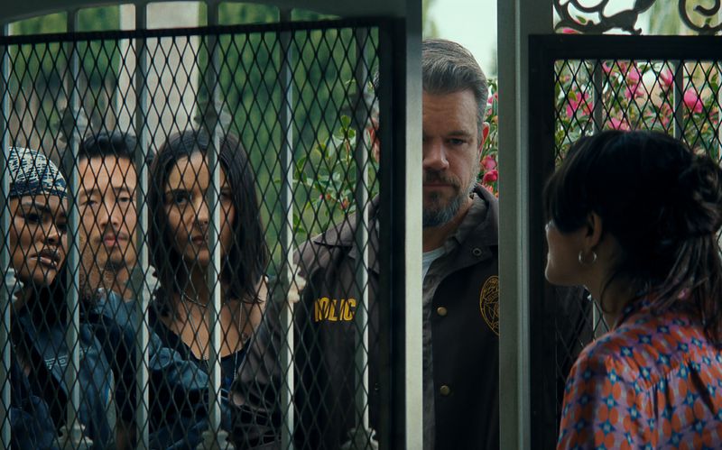 Die Polizei steht vor Desis (Sasha Calle, rechts) Tür. Kann sie die Damen und Herren (von links: Ben Affleck, Teyana Taylor, Steven Yeun, Catalina Sandino Moreno und Matt Damon) abwimmeln?
