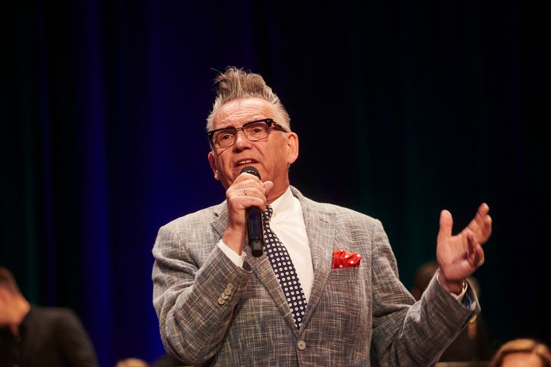 Der Sänger und Multiinstrumentalist Götz Alsmann moderiert die Sendung "Hope und Alsmann persönlich", in der die beiden Musiker gemeinsam ihre zehnjährigen Programme feiern.