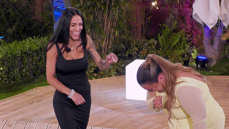 Elena und Sandra amüsieren sich über Alex B.'s Versprecher