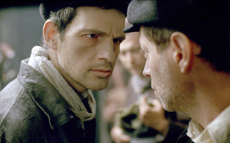 Saul (Géza Röhrig, links) arbeitet im jüdischen Sonderkommando im Vernichtungslager Auschwitz. Als er seinen Sohn unter den Leichen zu erkennen glaubt, will er ihn unbedingt beerdigen.