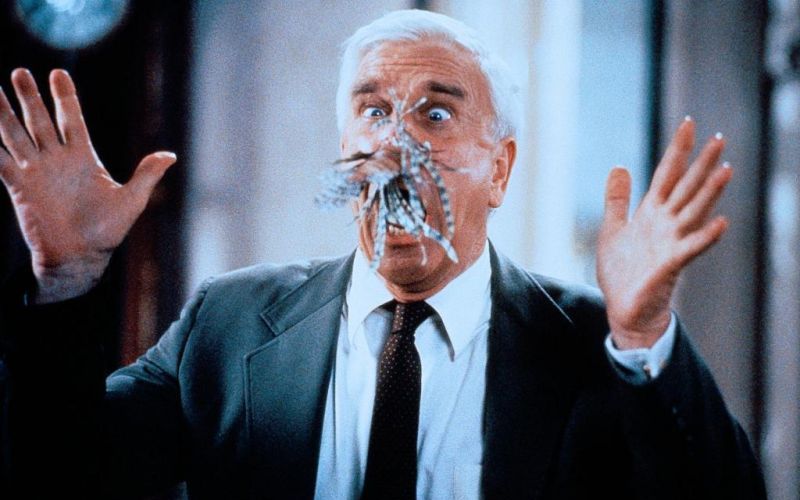 Frank Drebins (Leslie Nielsen) Nase befindet sich in einer misslichen Lage. 