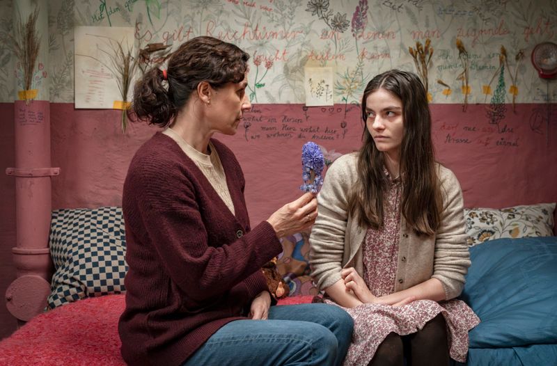 Amanda (Emilie Neumeister, rechts) verbrachte Jahre in Gefangenschaft. Was hat ihre Mutter (Nina Kunzendorf) damit zu tun?