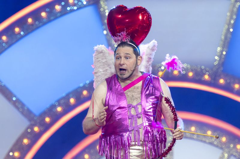 Witzmaschine Markus Zipperle in einer "herzigen" Rolle bei "Schwaben weißblau" 2025.