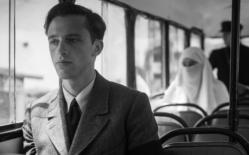 Meursault (Benjamin Voisin) ist "Der Fremde". Literaturfans kennen die Figur aus dem gleichnamigen Roman von Albert Camus, François Ozon bringt die Geschichte jetzt neu auf die Leinwand.