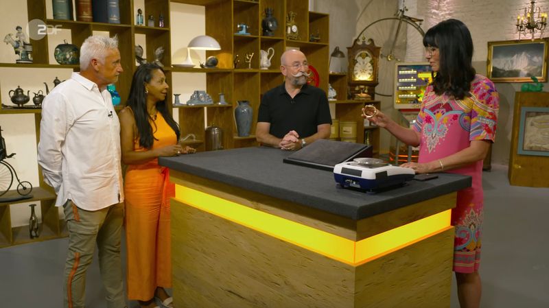 "Ui", entfuhr es Lichter, als Rena und Andreas aus Hamburg ihren Armreif präsentierten, den einst die Urgroßmutter des Verkäufers trug. Auch Heide Rezepa-Zabel war sofort hin und weg vom "unglaublich mächtigen Armreif". Kein Wunder: Der Schmuck war ein ordentlicher "Brummer" - und das, obwohl er aus zartem Filigrandraht gefertigt war.