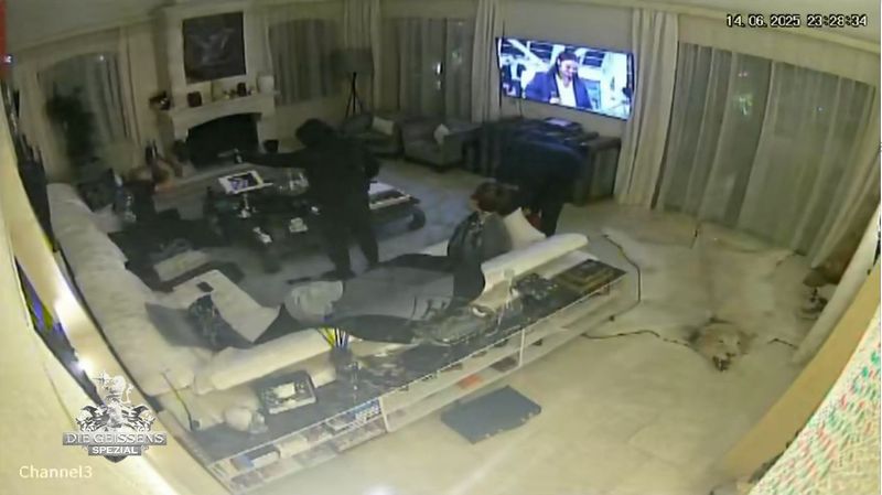 Aufnahmen der Überwachungskameras zeigen, wie die Täter Carmen und Robert bedrohten und verletzten.