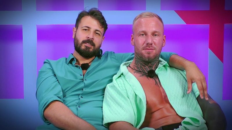 Der vergebene David (links) bringt Elena beim Tanzen zu Fall