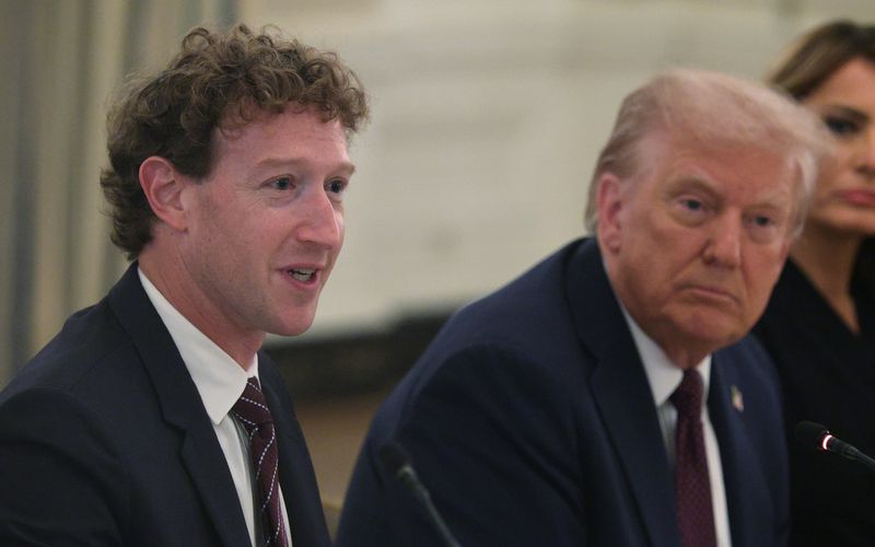 Dass Mark Zuckerberg (links) vermehrt die Nähe zu Donald Trump sucht, ist kein Zufall.