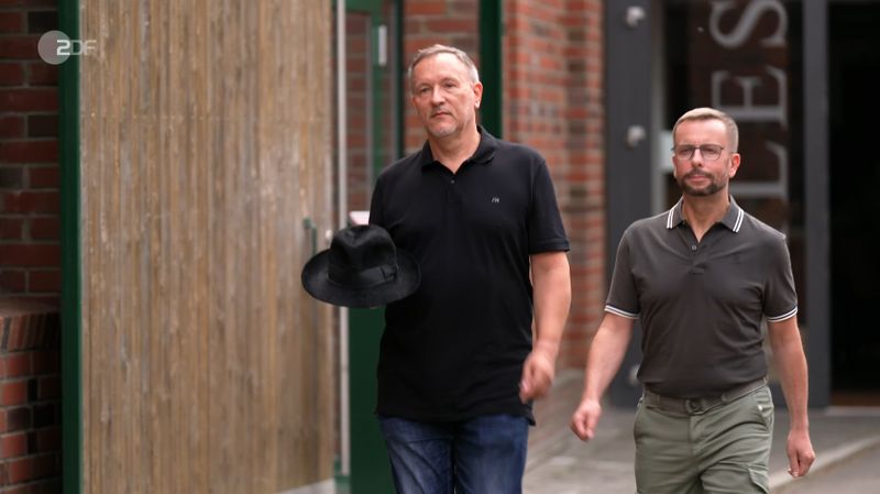 Doch der Reihe nach: Holgers (links) mitgebrachtes Objekt hatte einst einem ganz Großen gehört. Nun wollte er sich davon trennen. Nicht nur wegen der Passform, sondern auch, um nach drei Jahrzehnten Platz zu schaffen.