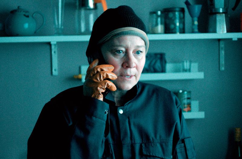 Ditte (Trine Dyrholm) verschafft sich auch mal illegal Zugang zu den Wohnungen ihrer Nachbarn, wenn es für ihre Mission nötig ist.