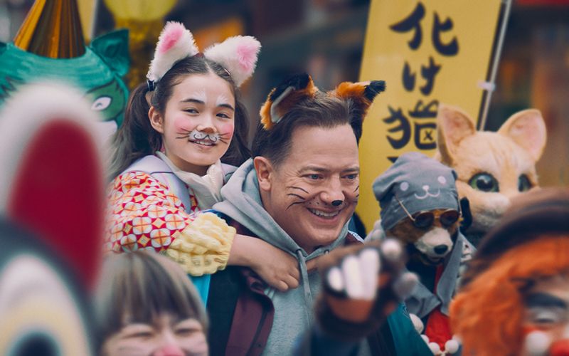 Brendan Fraser (mit Shannon Mahina Gorman) lässt sich in "Rental Family" als Familienmitglied mieten.