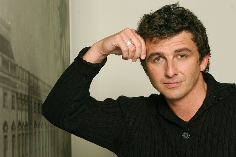 Seit 2008 schlüpft Hans Sigl in den Arztkittel und verkörpert den Titelhelden der ZDF-Serie "Der Bergdoktor". Der Start seiner Schauspielkarriere war allerdings etwas holprig. Im Gespräch mit Pierre M. Krause erinnerte er sich in der SWR-Sendung "Kurzstrecke" an seine Anfänge: "Das wird nichts", meinte damals sein Schauspiellehrer am Landestheater Innsbruck. Doch Schauspiellehrerin Gretl Fröhlich nahm sich seiner an - mit Erfolg, wie sich bis heute zeigt.