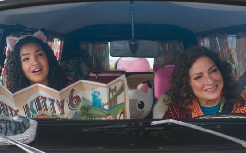 Gabby (Laila Lockhart Kraner, links) und ihre Großmutter Gigi (Gloria Estefan) unternehmen einen Ausflug nach Katz Francisco. Doch anstelle von Sightseeing steht schon bald eine Rettungsmission auf der Tagesordnung.