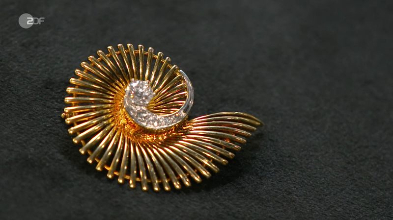 "Ehrlich gesagt glaube ich nicht, dass die Brosche besonders ist", erklärte der Verkäufer und auch Ehefrau Sara nickte zustimmend. Dabei hatte ihr Großvater den Schmuck einst für die Großmutter gekauft. "Er hat sie sehr geliebt", erinnerte sie sich. Trotzdem urteilte ihr Mann hart über den "typischen Modeschmuck der 1970er": "Darf gerne gehen."