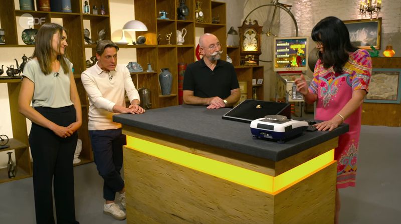 Sara und Sebastian aus Mülheim an der Ruhr hielten ihre Brosche für wenig spektakulär und wollten sie ohne großes Bedauern bei Horst Lichter in der Montagsausgabe von "Bares für Rares" abgeben. Doch in der ZDF-Trödelshow nahm die Geschichte eine überraschende Wendung - dank Expertin Heide Rezepa-Zabel ... 