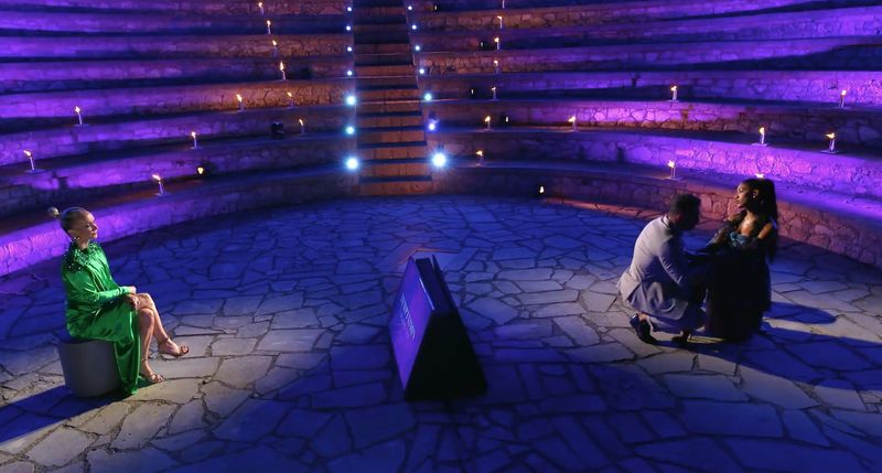 Aleks bettelt Vanessa an, bei ihm zu bleiben. 