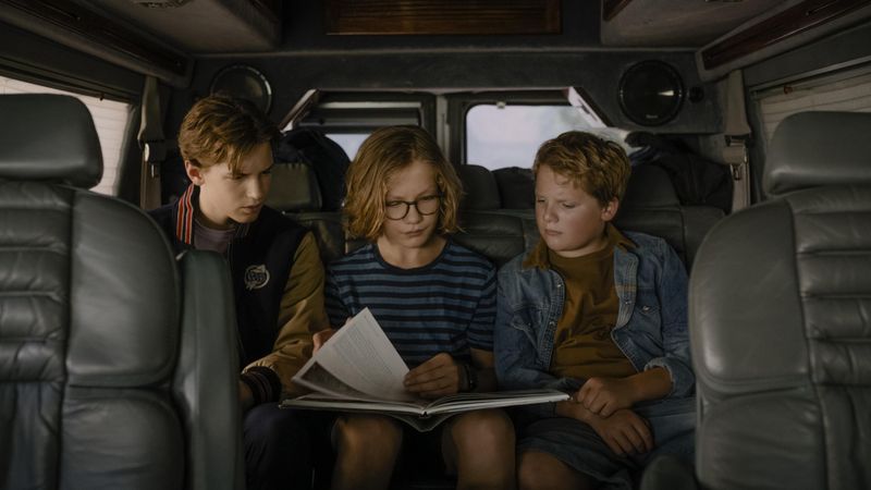 Peter Shaw (Nevio Wendt, links); Bob Andrews (Levi Brandl, Mitte) und Justus Jonas (Julius Weckauf) reisen für ein Praktikum nach Rumänien.