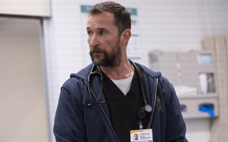 Dr. Robby (Noah Wyle), wie alle in "The Pitt" ihren Chef nennen, arbeitet am Tag, an dem die gesamte Staffel quasi in Echtzeit spielt, zum vorerst letzten Mal in seiner Notaufnahme. Im Anschluss will er ein dreimonatiges Sabbatical für einen Motorrad-Trip nutzen.