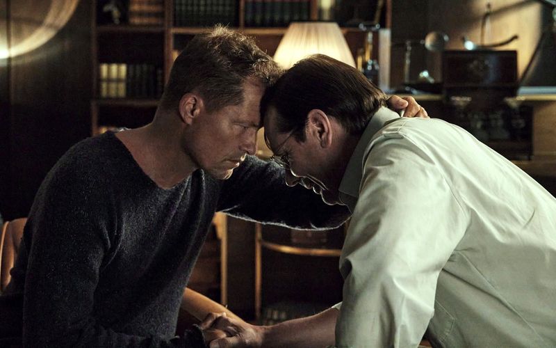 Felix (Til Schweiger, links) denkt, sein Kumpel Arthur (Michael Maertens) müsse bald sterben, und Arthur denkt, Felix müsse bald sterben: Das ist die Grundidee der Tragikomödie "Das Beste kommt noch".