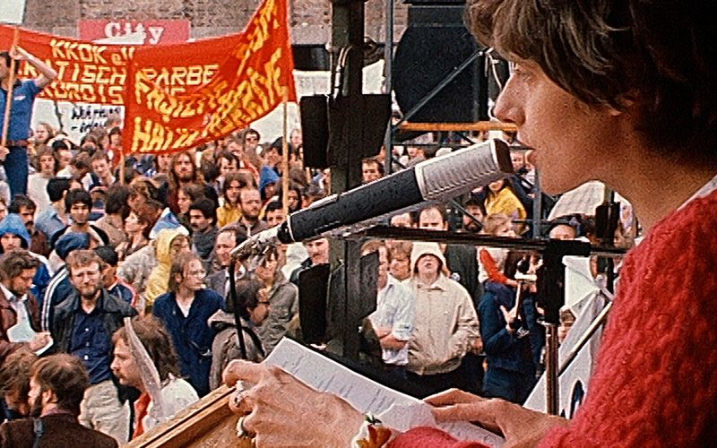 Sie konnte Massen begeistern: Petra Kelly spricht auf einer Demo gegen Nachrüstung.