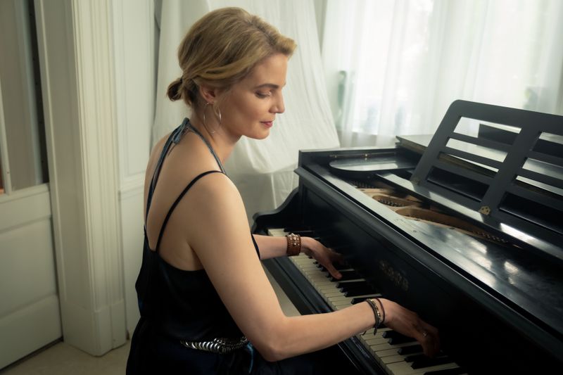 Welche Geheimnisse verschweigt die mehrfach untergetauchte Millionenerbin Juliane Halstenberg (Rike Schmid)?