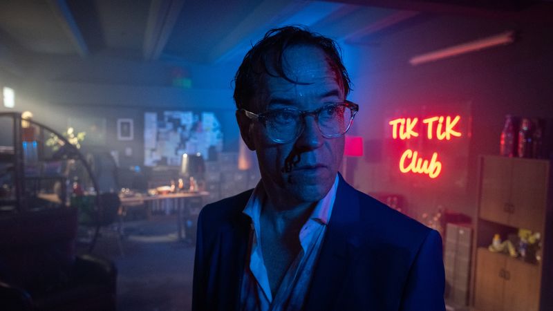 Anwalt Vernau (Jan Josef Liefers) wacht im neuen Krimi "Der schwarze Schwan" in einem Nachtclub auf und gerät unter Mordverdacht.