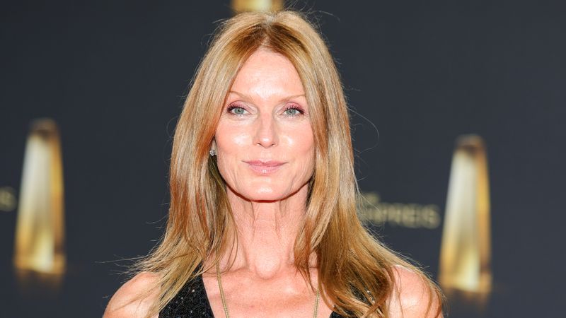 Die Comedy-Sendung "RTL Samstag Nacht" war in den 1990ern Kult und deren Comedians avancierten allesamt zu Stars des deutschen Fernsehens.  So auch Esther Schweins, die nach dem Ende des Kultformats sich als Schauspielerin und Moderatorin bewährte und sich nun mit den neuen Staffel von "Let's Dance" aufs Tanzparkett wagt. Zum Start der RTL-Show am 27. Februar um 20.15 Uhr blickt die Galerie zurück auf ihre Karriere und die ihrer "Samstag Nacht"-Kollegen.