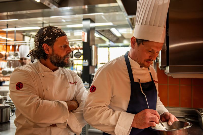 Der hitzige Chefkoch Maximilian Dobek (Manuel Cortez, links) liegt im Clinch mit seinem Kollegen Oliver Gerg (Shenja Lacher).
