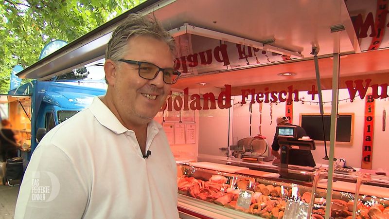 Auf dem Wochenmarkt holt Andreas sein vorbestelltes Fleisch ab.