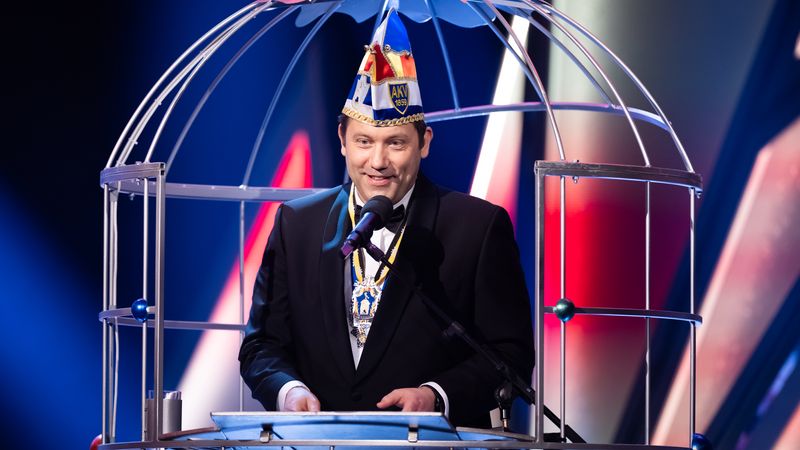 Als Ordensanwärter musste Vizekanzler und SPD-Vorsitzender Lars Klingbeil vergangenes Jahr noch in den Narrenkäfig. Nun hält er die Laudatio auf die neue Ritterin. 