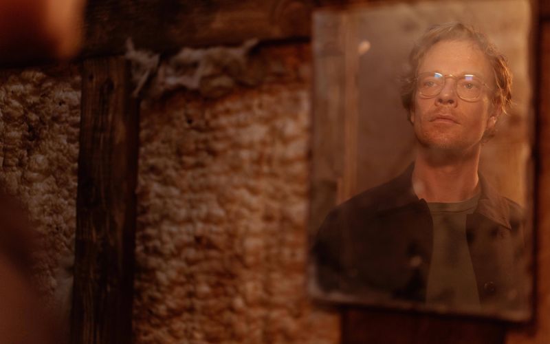 Vormittags unterrichtet er englische Lyrik, abends quält Rick Hanson (Alfie Allen) eine entführte Schülerin.