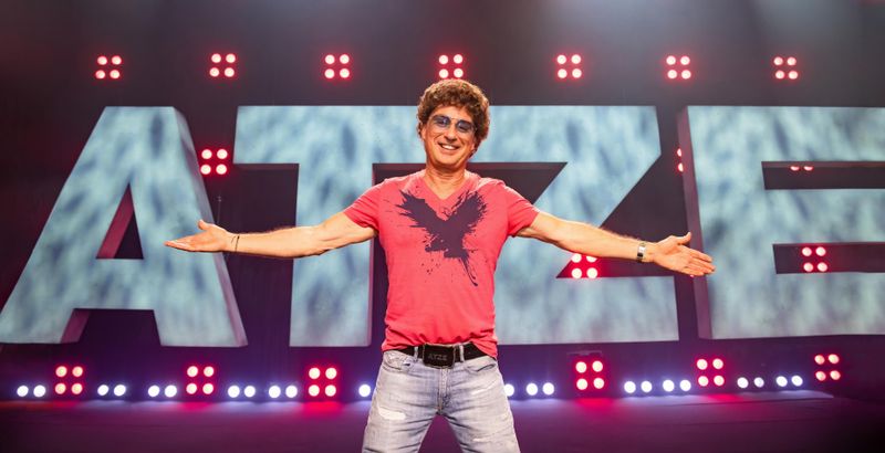 Mit offenen Armen geht Atze Schröder auf seine Fans zu.