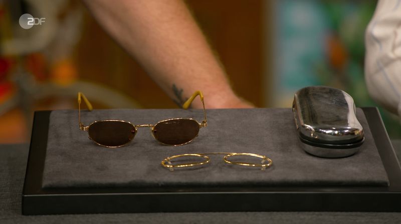 Die beiden Freundinnen aus Köln hatten das auffällige Modell auf einem Flohmarkt in Bonn entdeckt - in einer Kiste voller Sonnenbrillen und für gerade einmal "einen Zehner". Laut Verkäuferin gebe es die Rarität weltweit nur 7.000 Mal. Verantwortlich für die Limitierung war kein Geringerer als der französische Designer Jean-Paul Gaultier.