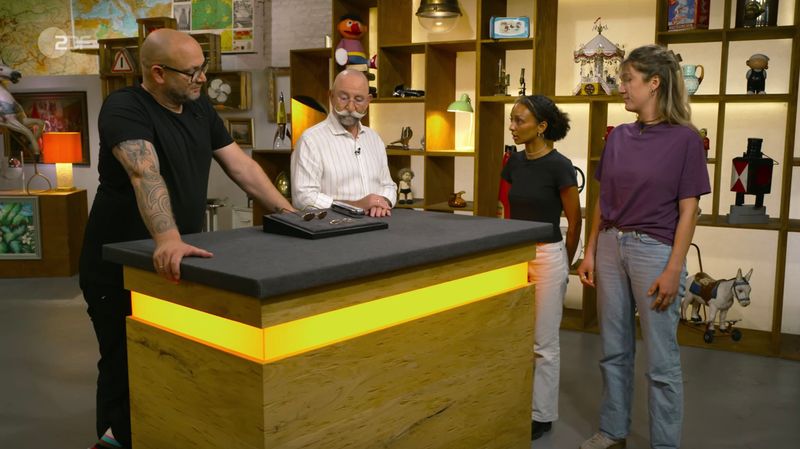 Neema und Lily (rechts) präsentierten bei Horst Lichter eine außergewöhnliche Designer-Brille. In der Mittwochsausgabe von "Bares für Rares" stieß der Trödelfund jedoch nicht nur auf Begeisterung.