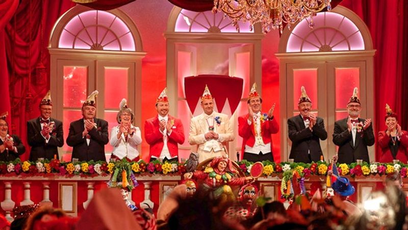 Der Elferrat der "Fastnacht in Franken" regiert in den Mainfrankensälen von Veitshöchheim mit Sitzungspräsident Christoph Maul. 